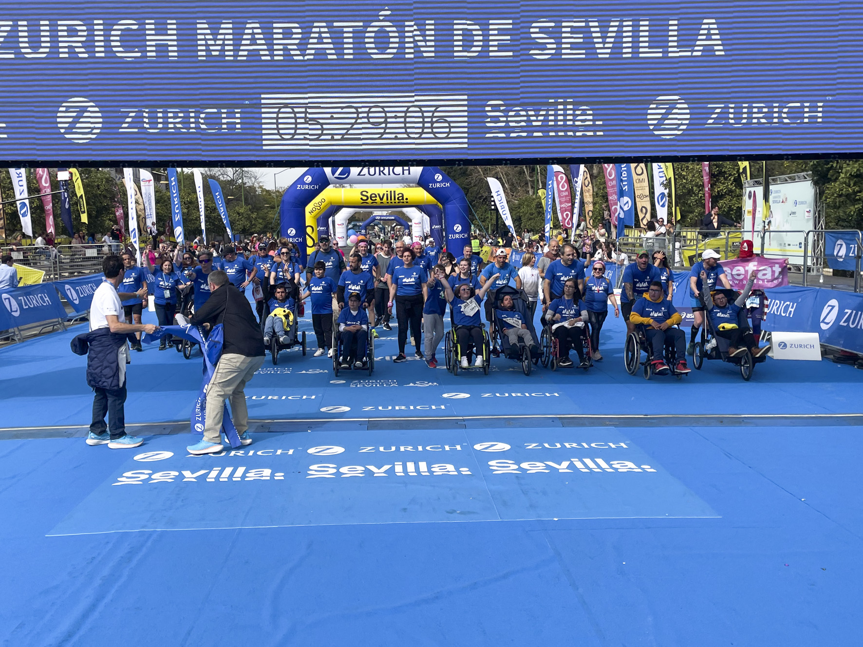 EQUIPO ZURICH AEFAT llegando a meta Maratón Sevilla 2023