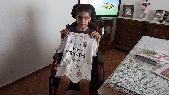 Pablo junto a su camiseta firmada del Real Madrid. / Alfredo Aguilar