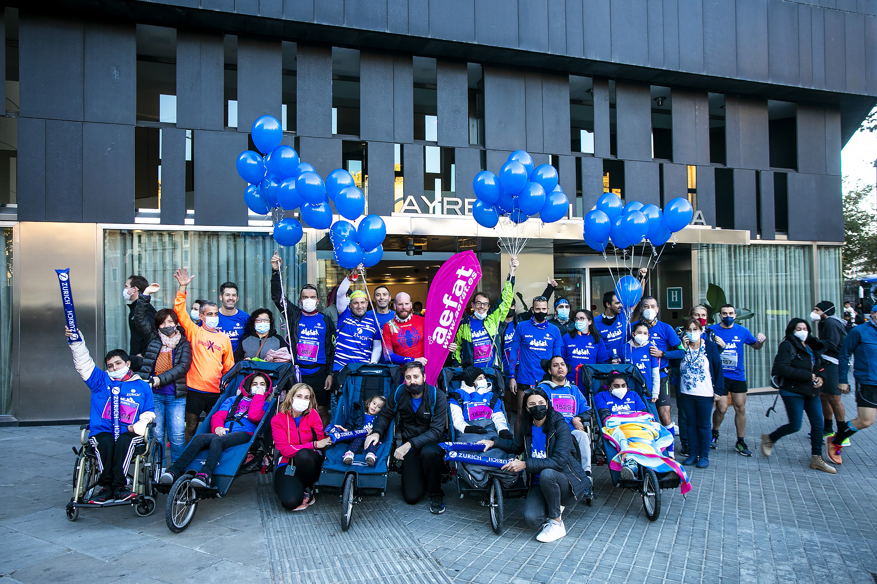 EQUIPO ZURICH AEFAT en Marató Barcelona 2021 Ayre Hoteles Foto Xavier dArquer