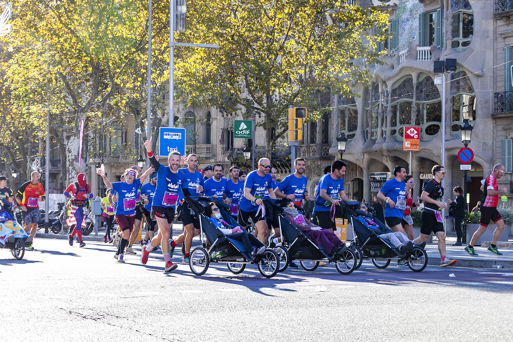 EQUIPO ZURICH AEFAT en Marató Barcelona 2021 Casa Batlló Foto Xavier dArquer