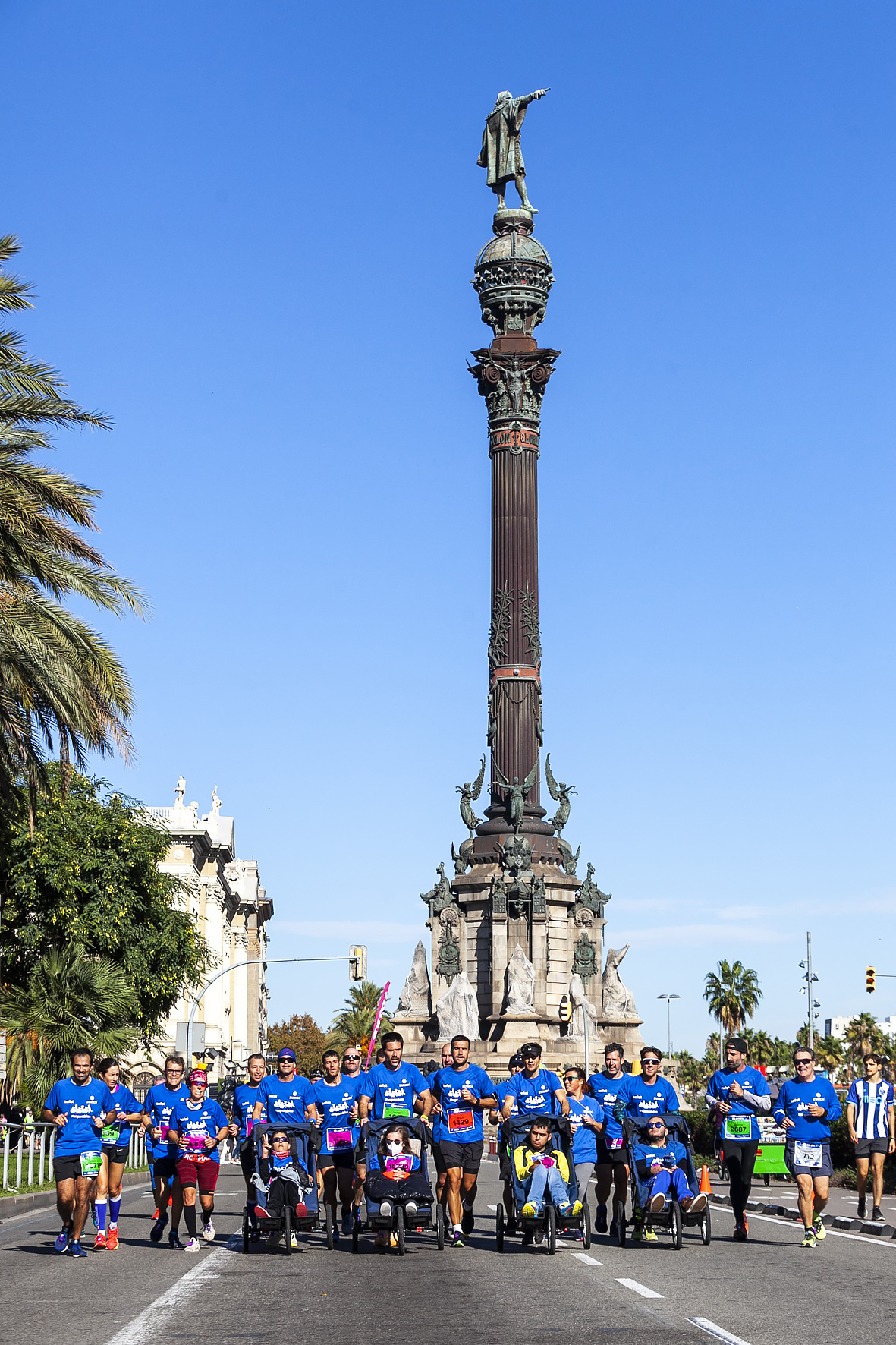 EQUIPO ZURICH AEFAT en Marató Barcelona 2021 Colon Foto Xavier dArquer