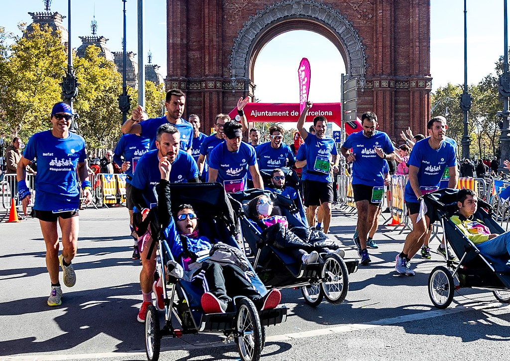 EQUIPO ZURICH AEFAT en Marató Barcelona 2021 Foto Xavier dArquer