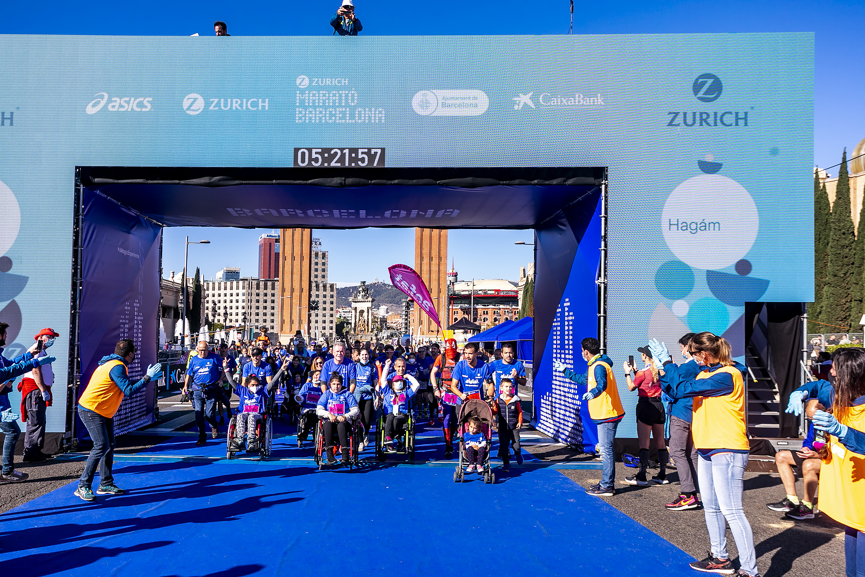 EQUIPO ZURICH AEFAT en Marató Barcelona 2021 llegada Foto Xavier dArquer