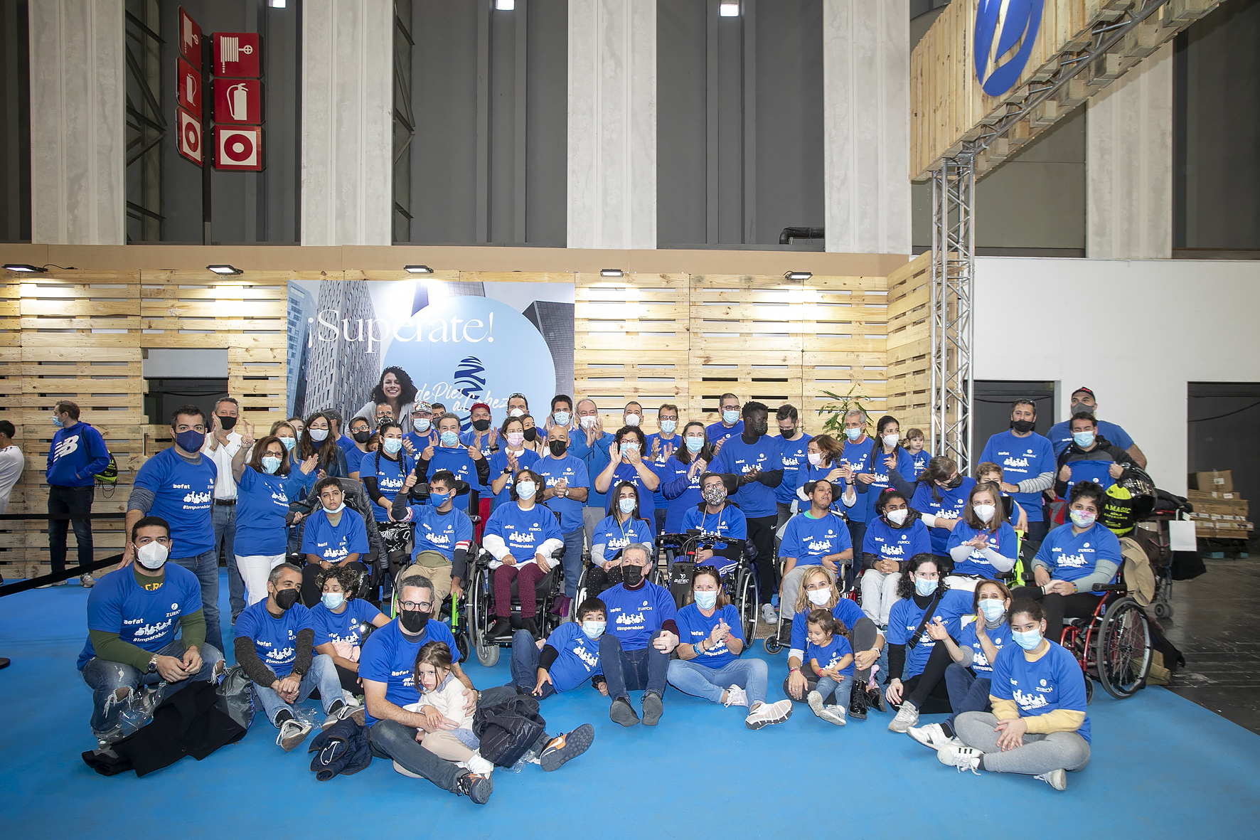 EQUIPO ZURICH AEFAT en Marató Barcelona 2021 stand Foto Xavier dArquer