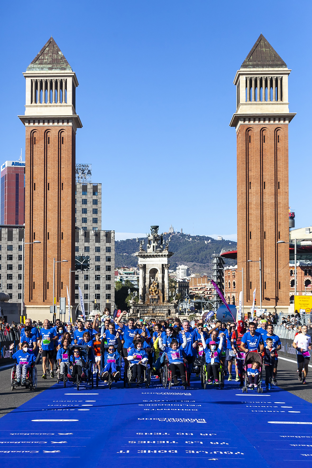 EQUIPO ZURICH AEFAT en Marató Barcelona 2021 torres Foto Xavier dArquer