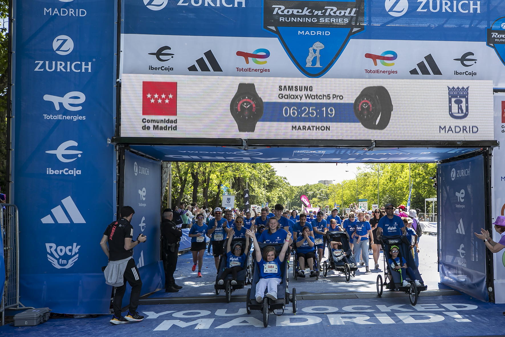 Equipo Zurich Aefat en Maratón Madrid 10 meta Foto Xavier dArquer Doblestudio