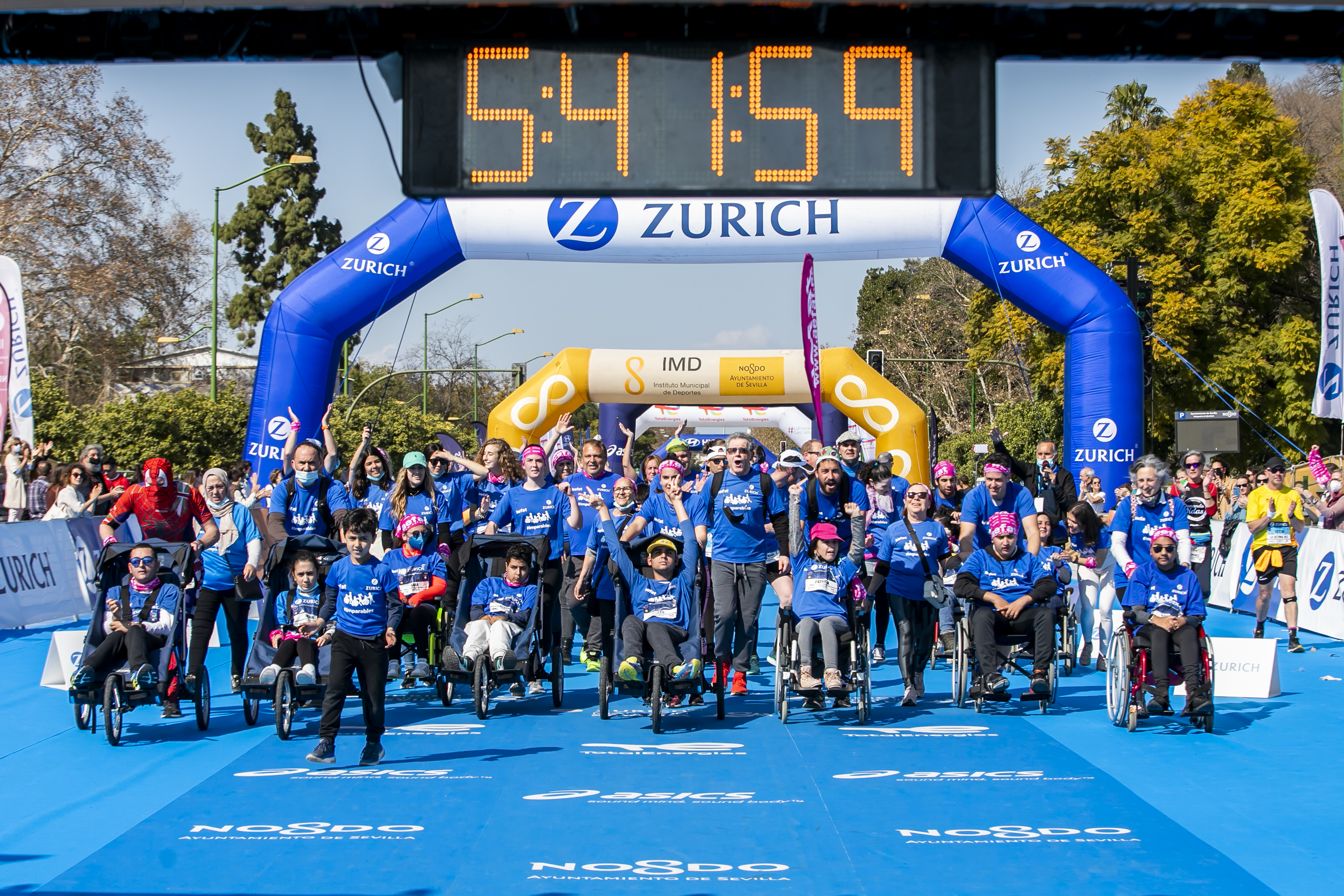 Equipo Zurich Aefat en Maratón Sevilla 2022 Foto Xavier dArquer llegada