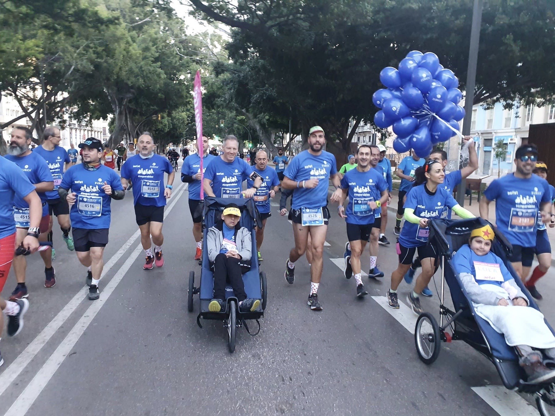 Gary llevando silla Álex Equipo Zurich Aefat Málaga 2019