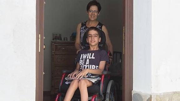María Luisa lleva en silla de ruedas a su hijo Pablo, que padece una enfermedad rara.