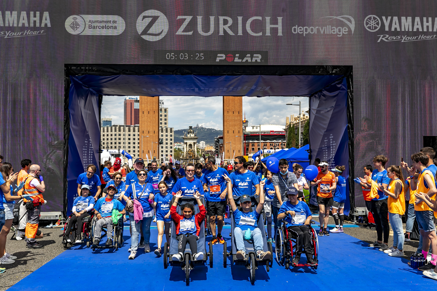 Meta Equipo Zurich Aefat en Zurich Marató Barcelona 2022 Foto Xavier dArquer Doblestudio