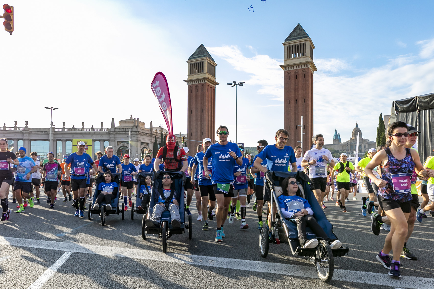 Plaza España Equipo Zurich Aefat en Zurich Marató Barcelona 2022 Foto Xavier dArquer Doblestudio