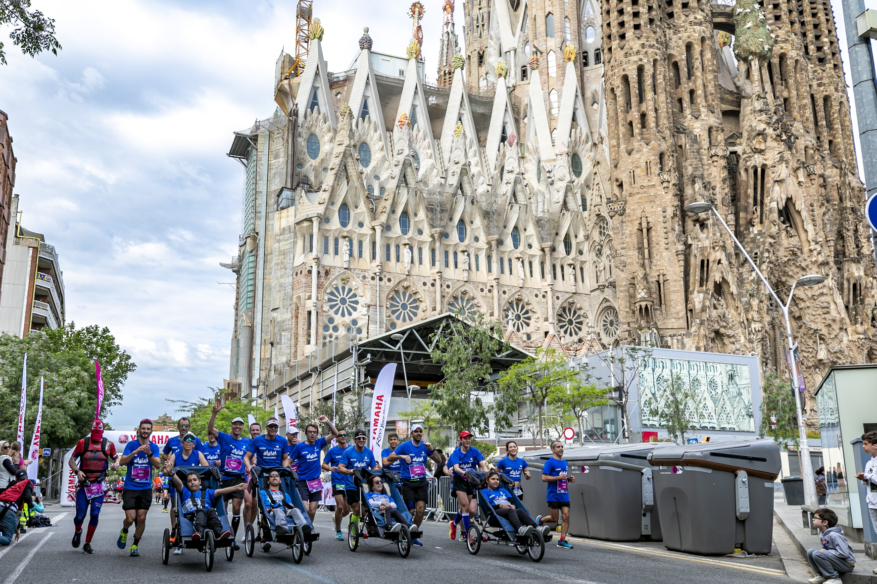 Sagrada Familia Equipo Zurich Aefat en Zurich Marató Barcelona 2022 Foto Xavier dArquer Doblestudio